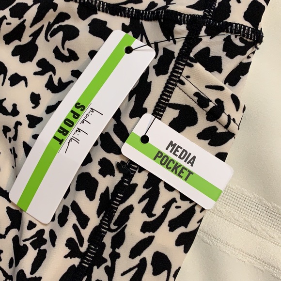 Nicole Miller Printed Leggings with Media Pockets - Picture 3 of 3